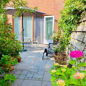 comfortable-private-patio-room.amsterdamhotelsnl.com/